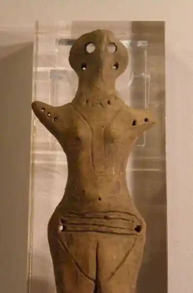 Clay female figurine with pubic triangle